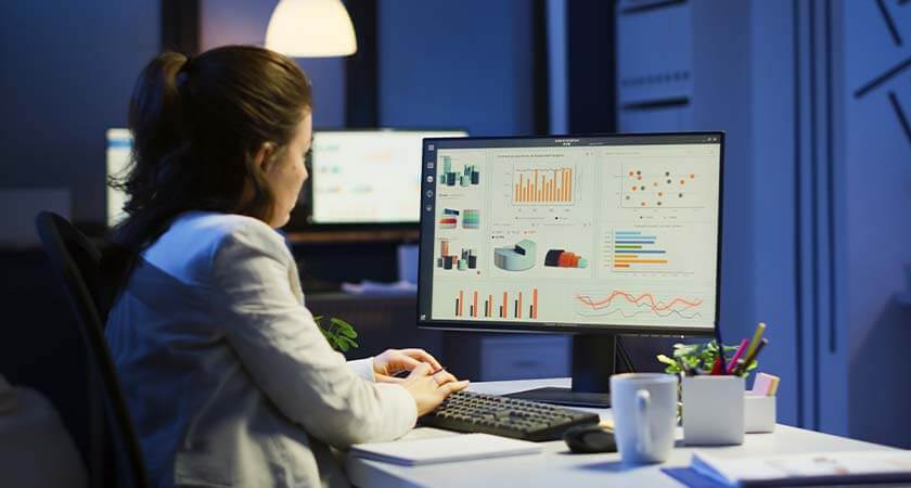 specialist-izuchaet-grafiki-prodvizheniya-sajtov-v-pohu-iskusstvennogo-intellekta